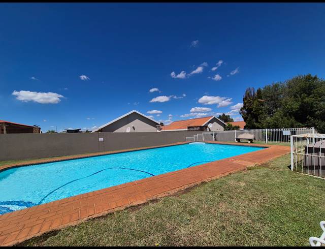 2 BEDROOM FLAT FOR SALE IN VANDERBIJLPARK SE 3